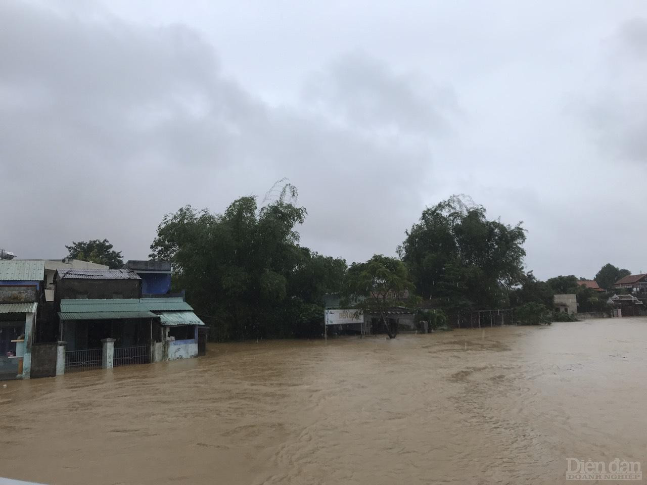 Thành phố Đà Nẵng giao Bộ chỉ huy quân sự thành phố nghiêm cấm tàu thuyền ra khơi. Đối với các khu vực dễ ngập úng, tập trung di tản dân cư trước 15 giờ ngày 27/10.