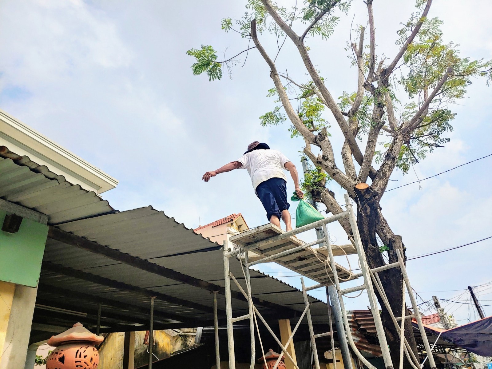 Những bao tải cát lên tục được đưa lên để bảo vệ nhà cửa, giảm thiểu thiệt hại do bão gây ra.