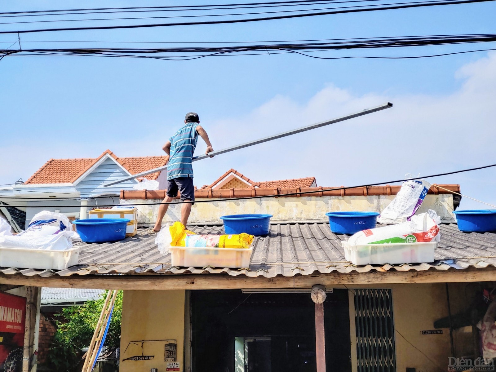 Nhiều người dân dùng nước để chằng nhà, tiết kiệm thời gian và công sức hơn dùng các bao tải cát.