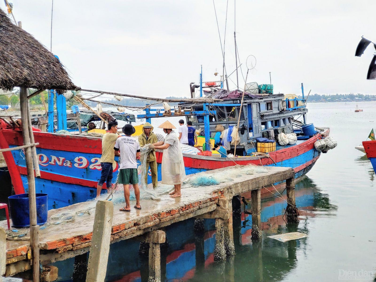 Người dân thu dọn ngư cụ để về nhà tránh bão.