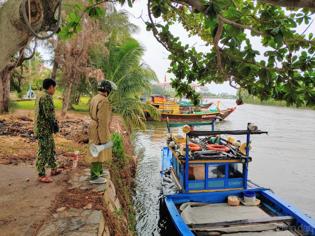 Lực lượng chức năng các địa phương tuyên truyền, kiên quyết không để người ở lại trên tàu, thuyền, các lồng bè nuôi trồng thủy, hải sản.