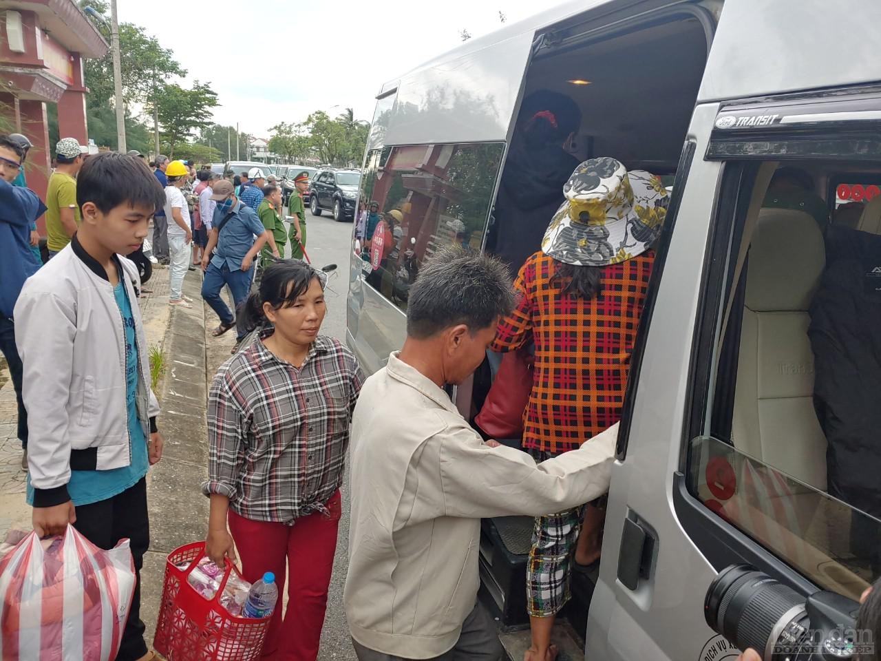 Tỉnh Quảng Nam triển khai phương án sơ tán người dân tại các vùng nguy hiểm đến nơi trú bão an toàn.