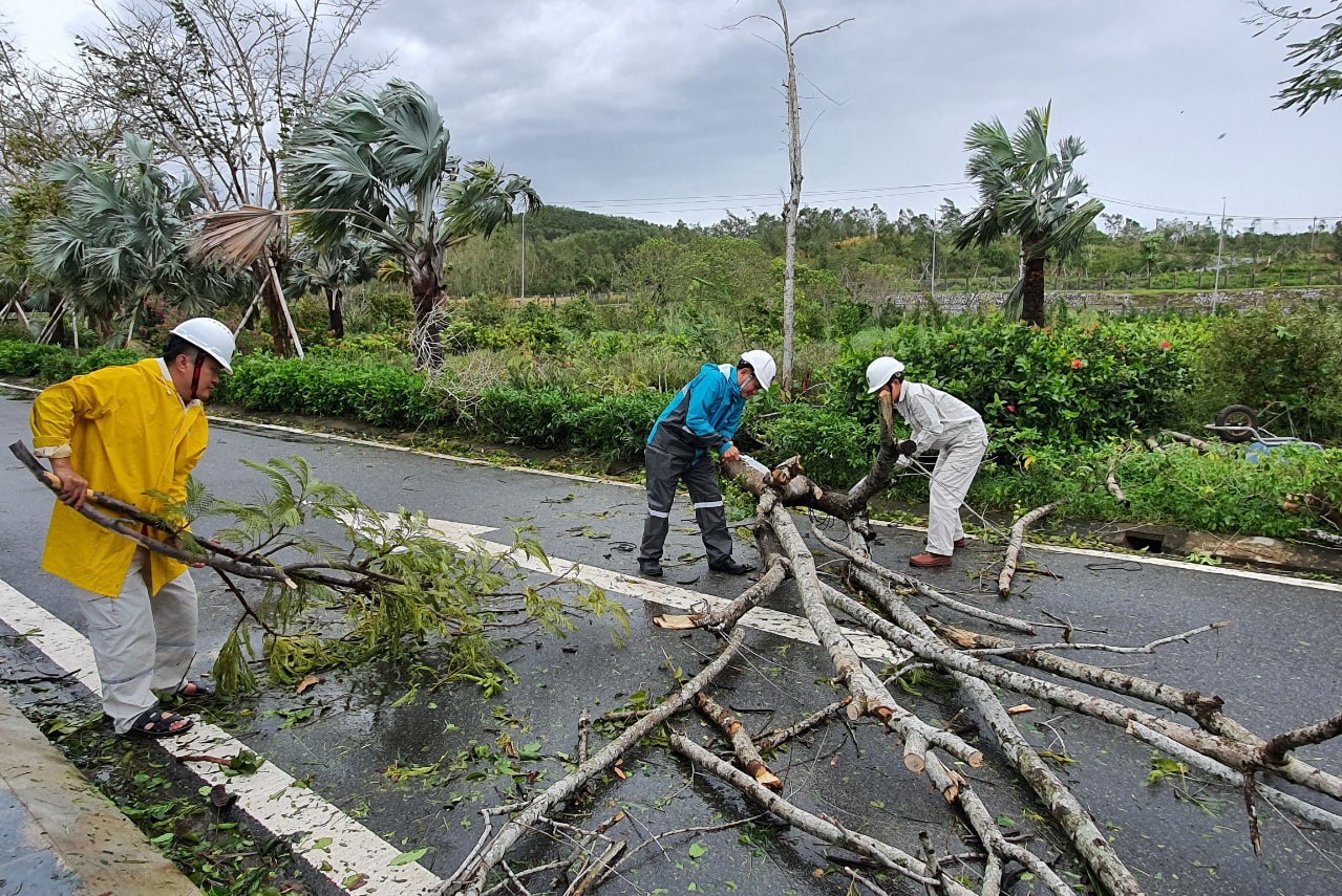 CBCNV Công ty tiến hành thu gom, dọn dẹp sau bão số 9.