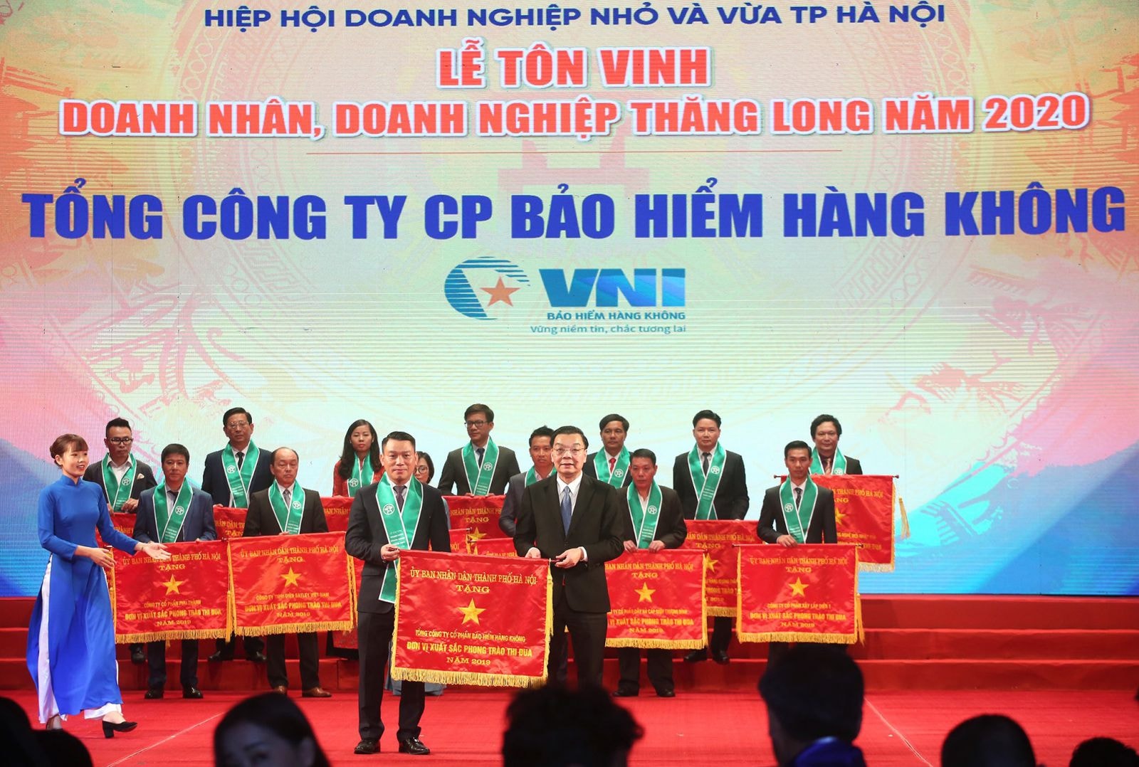 Đại diện VNI, ông Nguyễn Thành Quang – Phó Chủ tịch HĐQTp/kiêm Phó Tổng giám đốc VNI (trái) đón nhận cờ thi đua của UBND TP Hà Nội trao tặng.