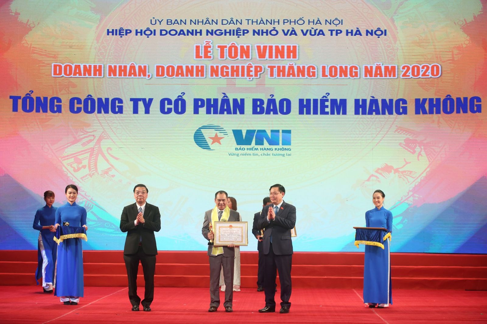 Đại diện VNI, ông Trần Trọng Dũng – Thành viên HĐQT, Tổng giám đốc VNIp/nhận Cúp Thăng Long và Bằng khen của UBND TP Hà Nội trao tặng.