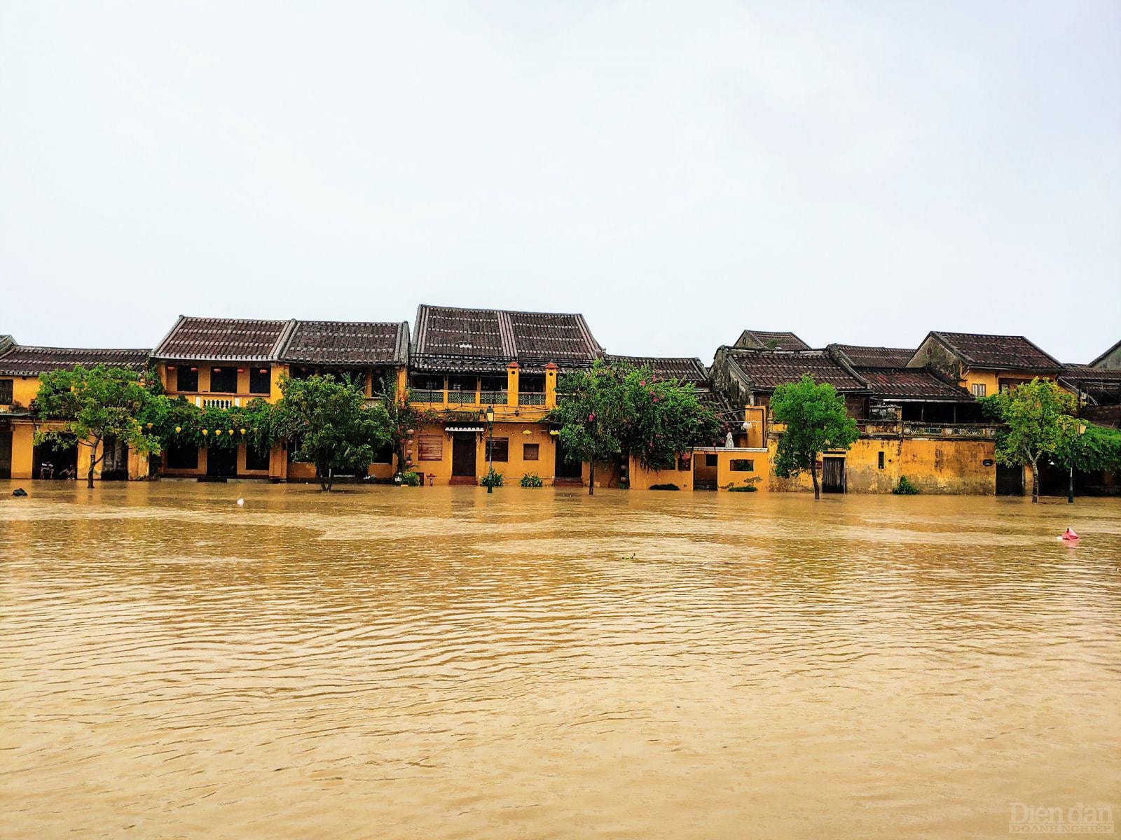 Nguy cơ rất cao gây ngập lụt sâu, diện rộng vùng trũng thấp và sạt lở tại các huyện Nam Giang, Đại Lộc, Điện Bàn, Duy Xuyên, thành phố Hội An (Quảng Nam), thành phố Đà Nẵng.