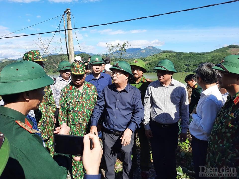 Phó Thủ tướng Trịnh Đình Dũng trực tiếp chỉ đạo công tác tìm kiếm cứu nạn.