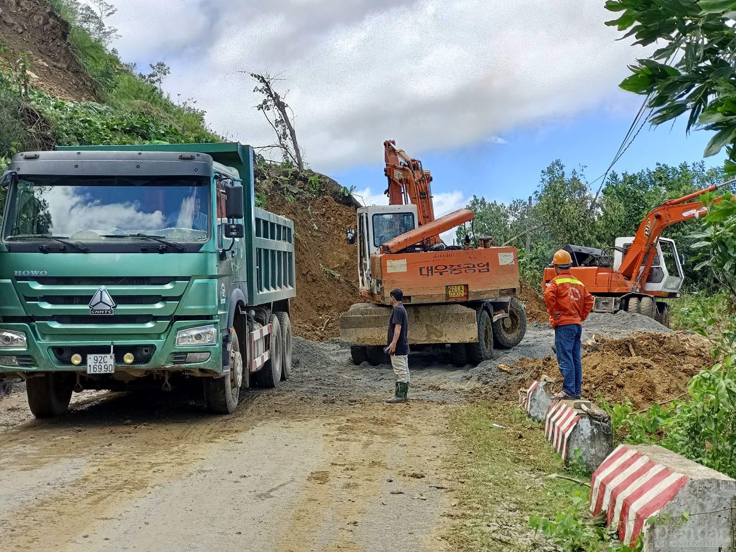 Các lực lượng chức năng vừa giải phóng mặt bằng, vừa tìm kiếm cứu nạn.