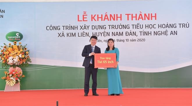 Ông Nguyễn Đức Trung - Phó Bí thư Tỉnh ủy, Chủ tịch UBND tỉnh trao quà tặng cho nhà trường