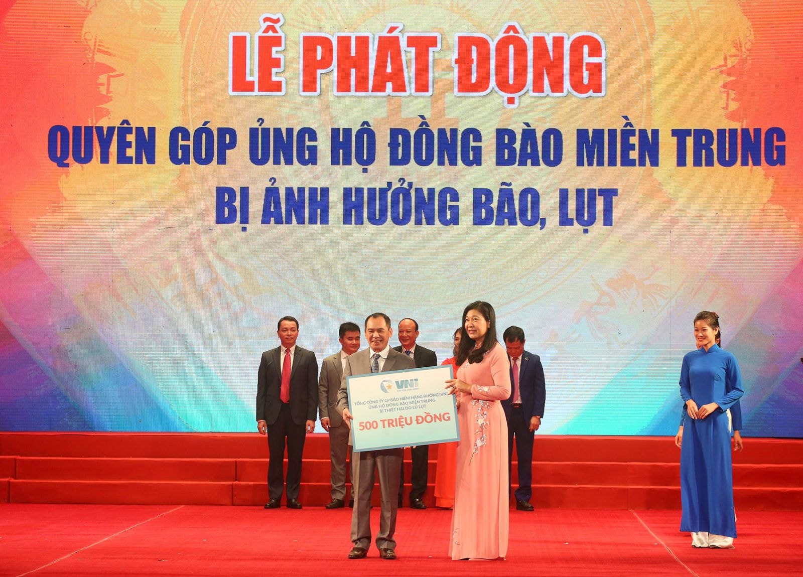 Đại diện VNI, ông Trần Trọng Dũng – Thành viên HĐQT, Tổng giám đốc VNI trao 500 triệu đồngp/chung tay cùng đồng bào miền Trung vượt qua khó khăn.