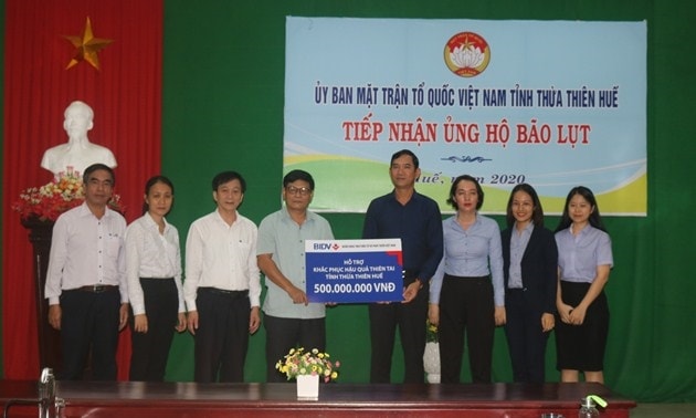 Đại diện BIDV trao tiền hỗ trợ