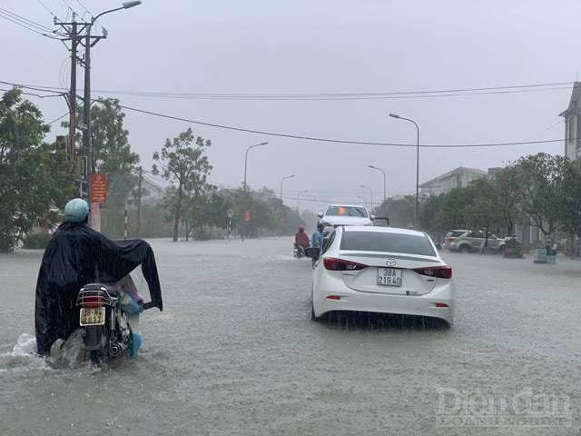 Mưa lớn kéo dài nhiều giờ đã khiến nhiều địa phương trên địa bàn Hà Tĩnh ngập sâu trong nước