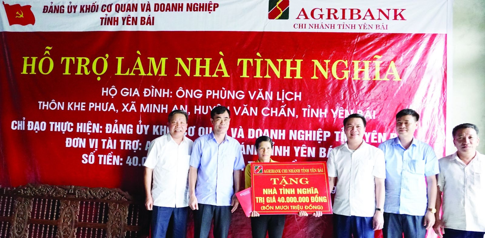 p/Song song với việc phát triển có hiệu quả các hoạt động kinh doanh, Agribank Chi nhánh tỉnh Yên Bái cam kết tích cực đóng góp cho cộng đồng và xã hội. (Ảnh: Ông Nguyễn Hữu Hồng – Giám đốc Agribank Chi nhánh tỉnh Yên Bái – thứ 3 từ trái sang trao tặng Nhà tình nghĩa cho hộ dân tại huyện Văn Chấn, Yên Bái)