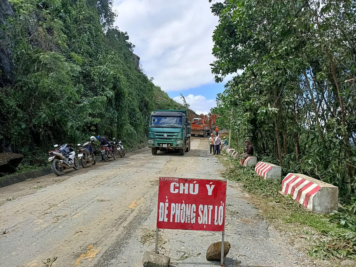 SẠt lở nghiêm trọng tại các huyện miền nui tỉnh Quảng Nam, hiện các lực lượng chức năng đang nổ lực tìm kiếm các nạn nhân.