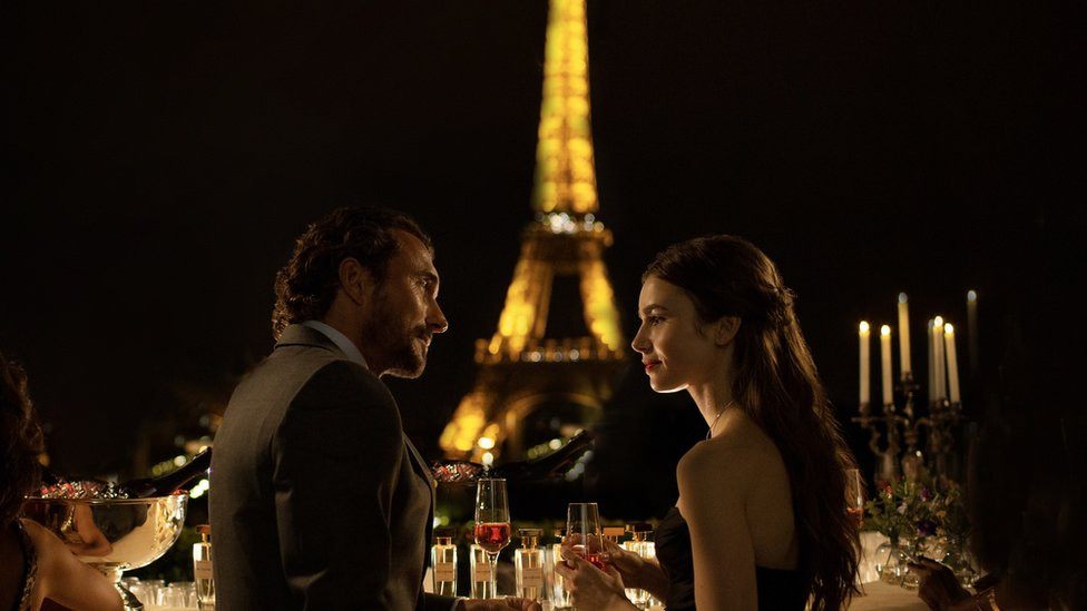 Bộ phim “Emily in Paris” (Netflix) hiện đang gây sốt khắp cộng đồng và nhận được nhiều đánh giá trái chiều.