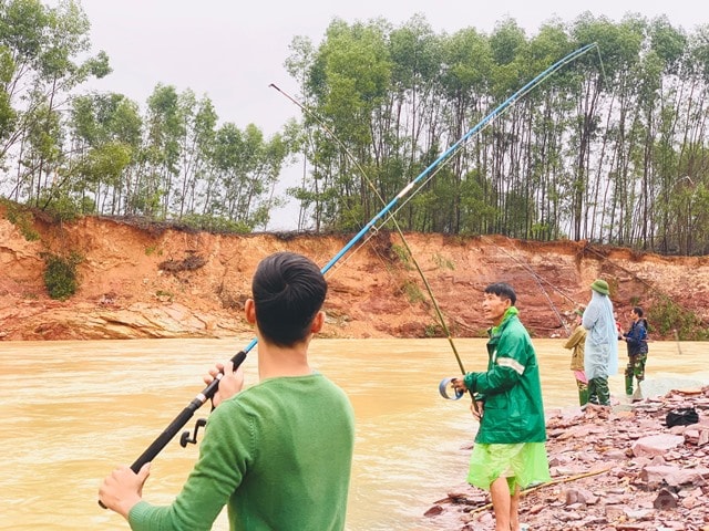 Cũng theo người dân, khi hồ Kẻ Gỗ xả tràn, một số loài cá nước ngọt theo dòng nước xả lũ cũng thoát ra khỏi hồ. Những con cá này thường bị đuối sức, bơi chậm do bị trôi theo dòng nước.