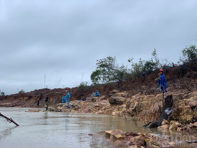 Quá trình xả tràn, nhiều khối đất đá hai bên dòng nước bị cuốn trôi, tạo thành các hõm sâu, dễ xảy ra sạt lở.