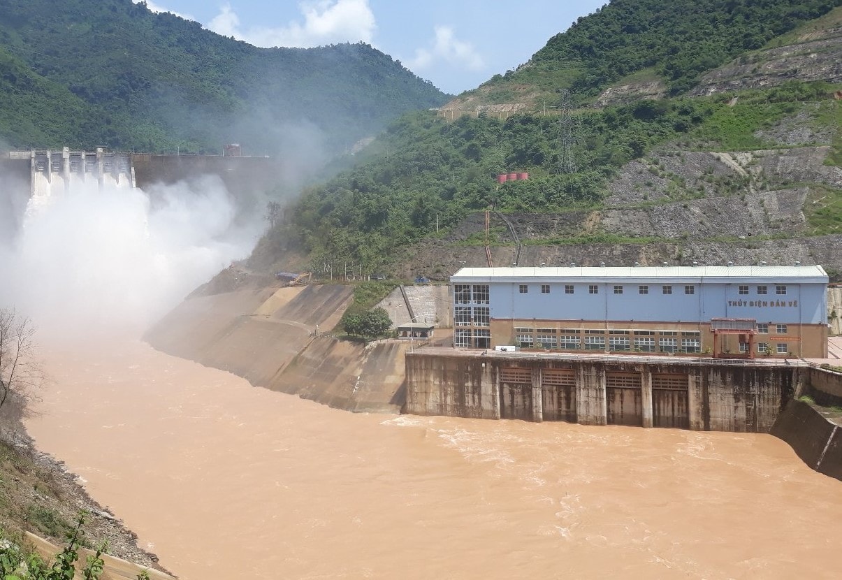 Thủy điện bậc thang quá dày đặc trên hệ thống sông Cả ở Nghệ An đã khiến nguy cơ mất cân bằng sinh thái hiện hữu nhiều năm qua