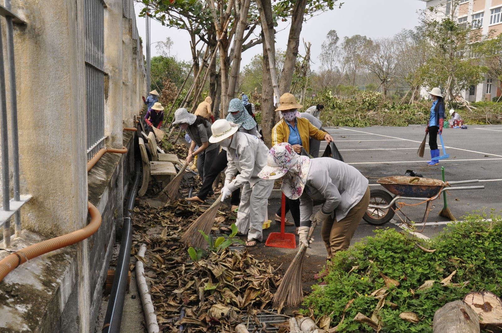 Đoàn Thanh niên, CBCNV BSR và nhân sự nhà thầu cùng nhau dọn vệ sinh sau bão số 9