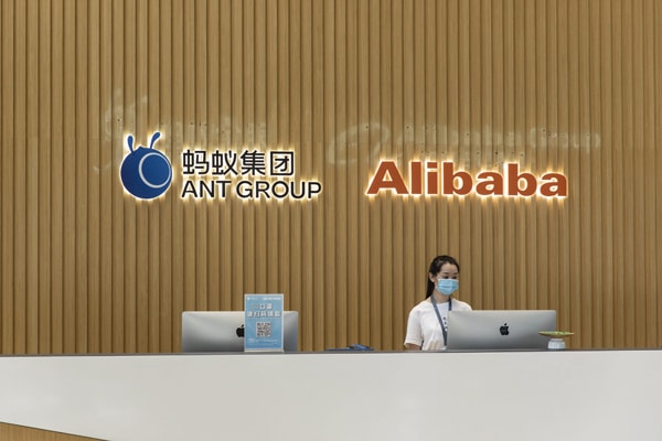 Cổ phiếu Alibaba đã sụt giảm ngay sau thông tin Ant Group hoãn IPO.