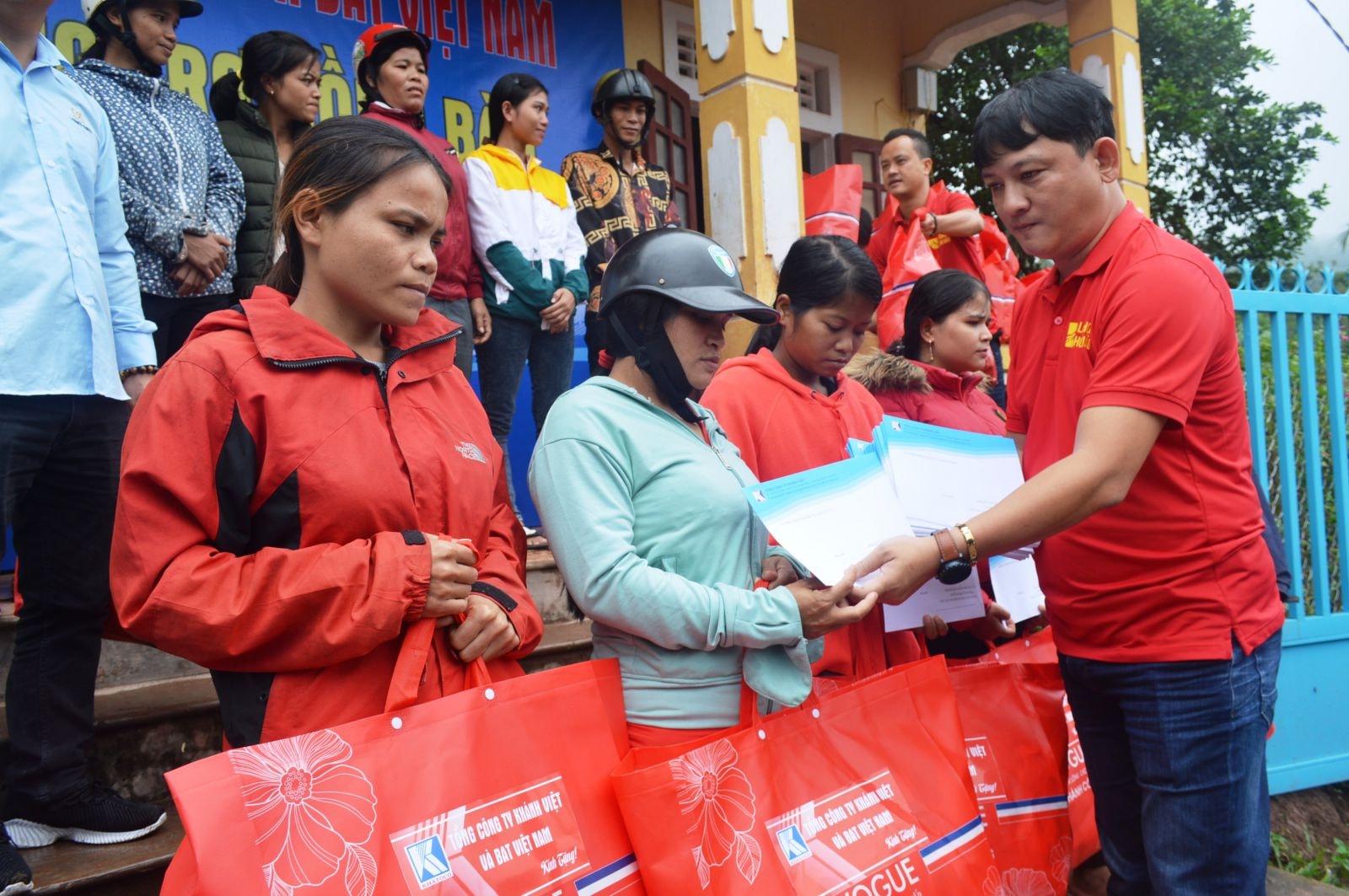 Đại diện Tổng Công ty Khánh Việt và BAT Việt Nam tặng quà cho người dân xã A Ngo, huyện Đakrông- Ảnh: ĐV