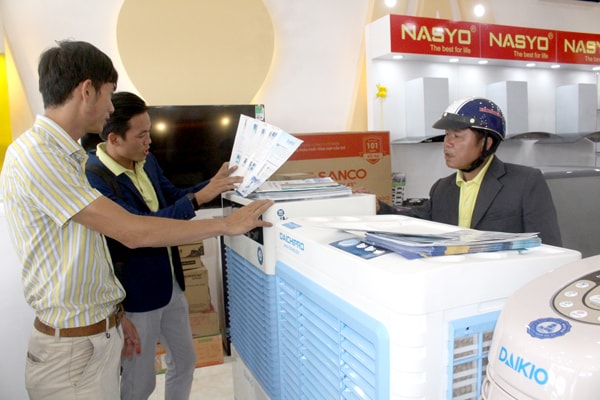 Ngoài nỗ lực tự khởi nghiệp, doanh nghiệp rất mong đợi các chính sách hỗ trợ từ Nhà nước. Trong ảnh: Tư vấn sản phẩm trong chuỗi cửa hàng điện máy của Công ty TNHH Điện máy nội thất Gia Vĩnh, một doanh nghiệp khởi nghiệp thành công ở Đồng Nai