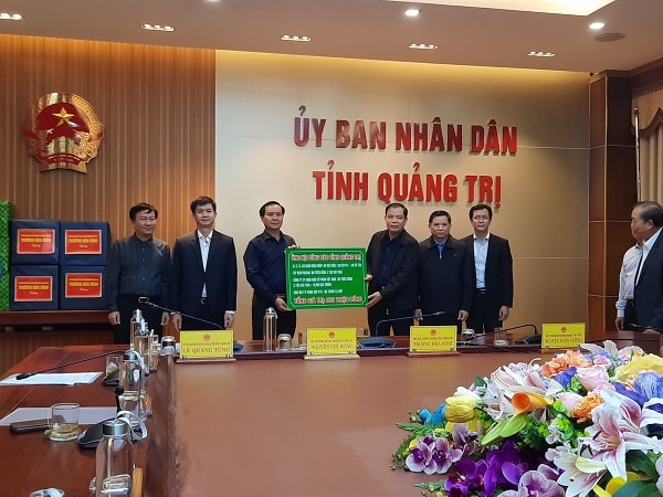 Tập đoàn Masan đồng hành cùng Bộ Nông nghiệp & Phát triển Nông thôn trao tặng 6 tấn thịt viên cho bà con vùng lũ.