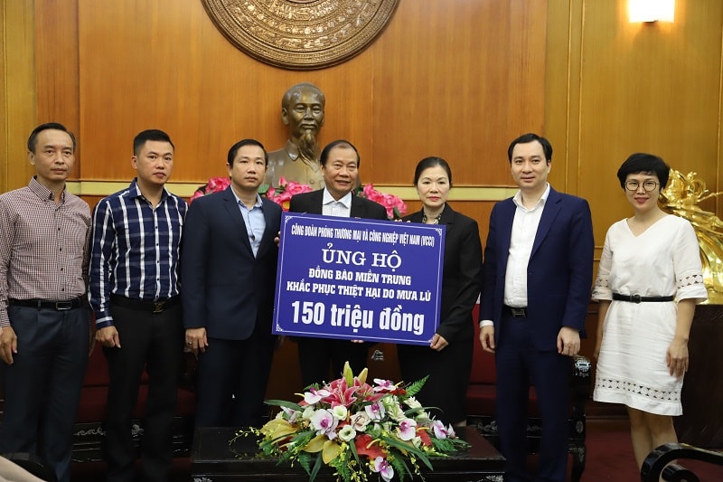 Công đoàn Phòng Thương mại và Công nghiệp Việt Nam (VVCI) trao tặng 150 triệu ủng hộ đồng bào miền trung vượt qua bão lũ - Ảnh: A.K/DĐDN