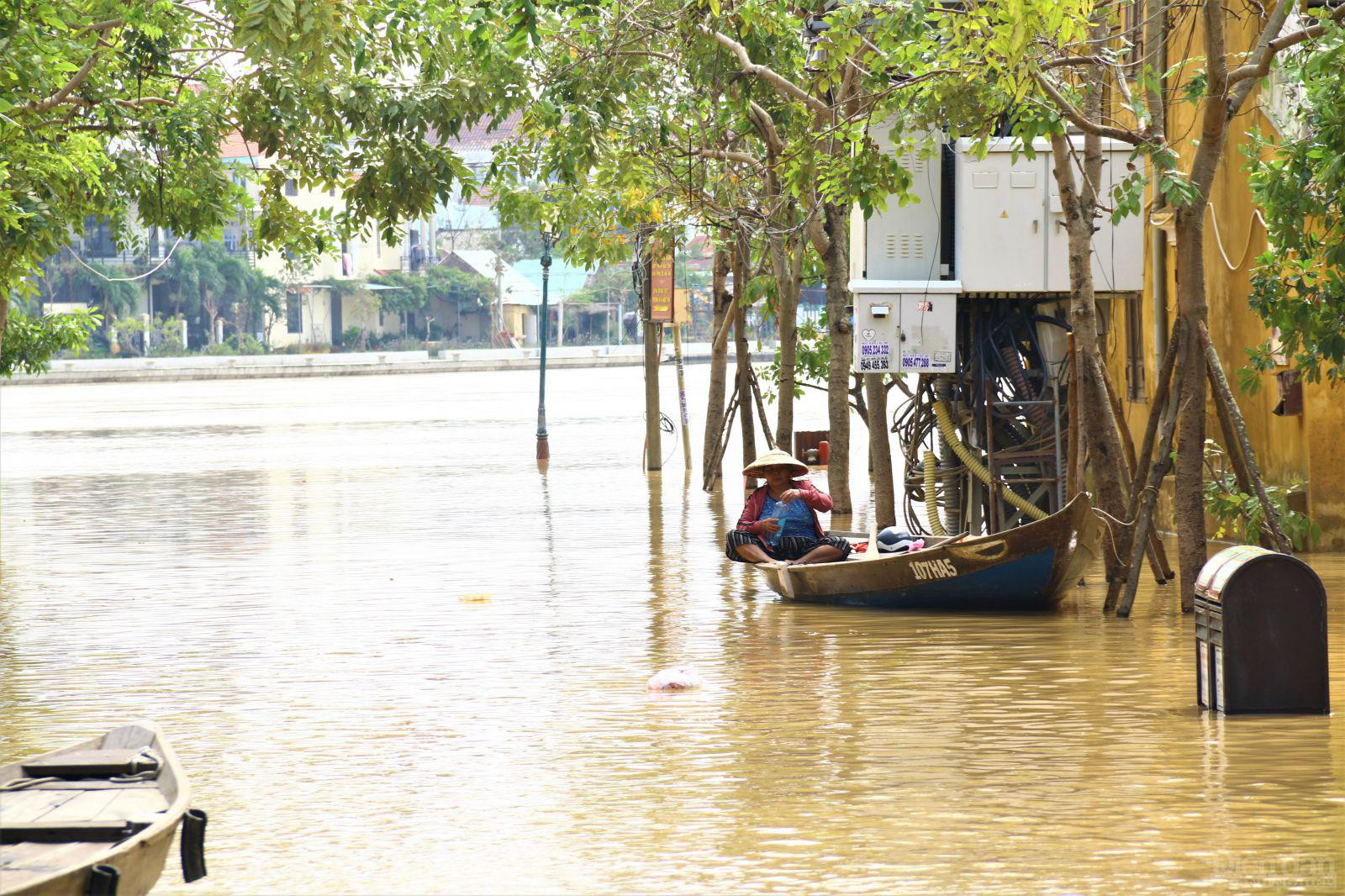 Thuyền được dùng để vận chuyển người, tài sản ra khỏi vùng bị ngập lũ.