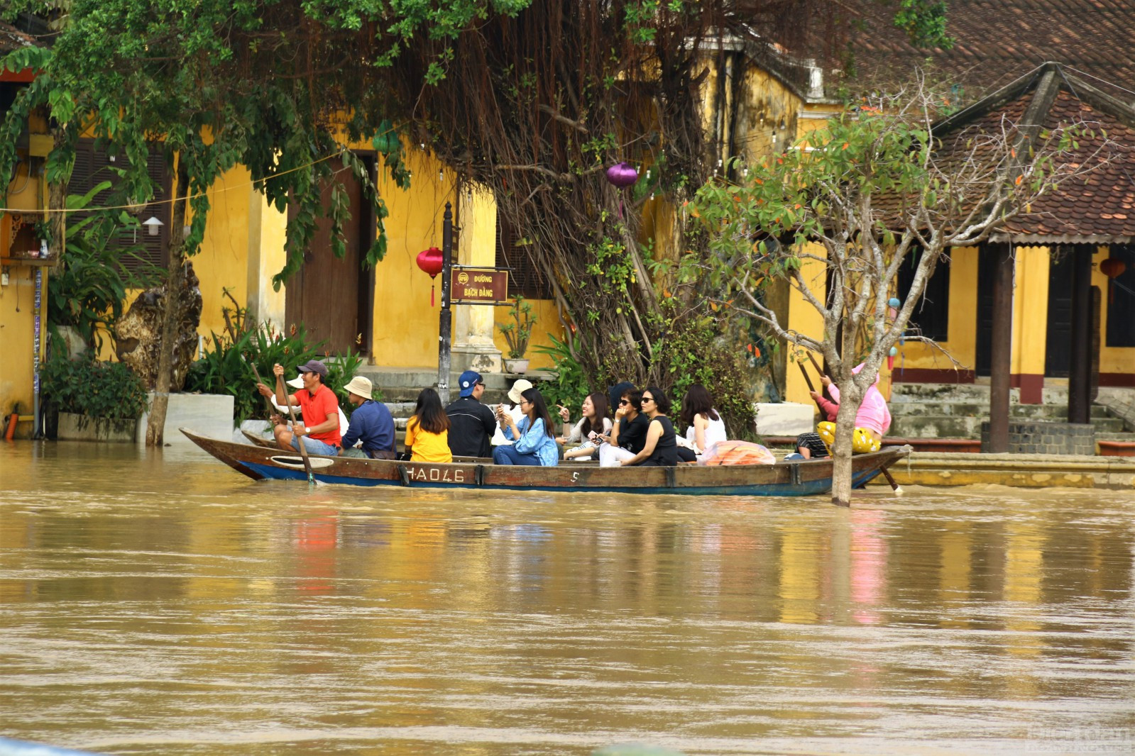 Du khách trải nghiệm dạo phố cổ bằng thuyền.