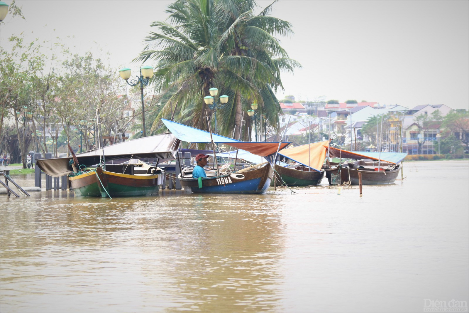 Việc chở khách mùa lũ cũng là một kế sinh nhai của người dân địa phương.