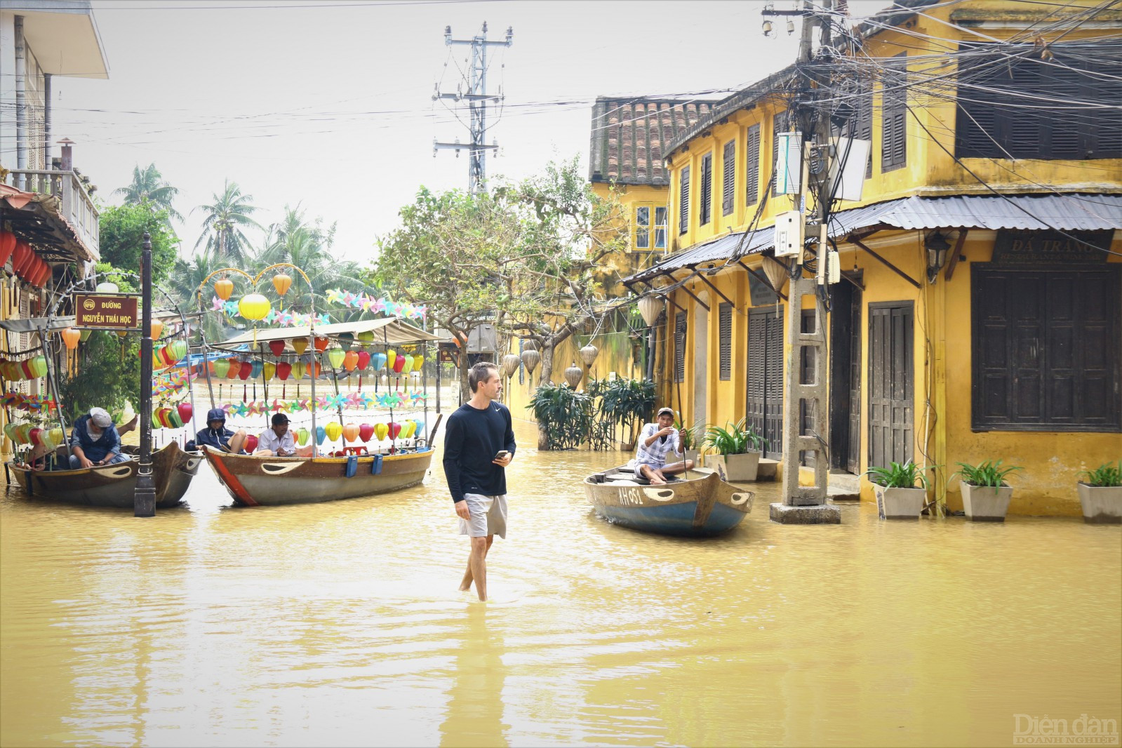 Du khách nước ngoại dạo phố, thích thú với hình ảnh mới lạ của Hội An.