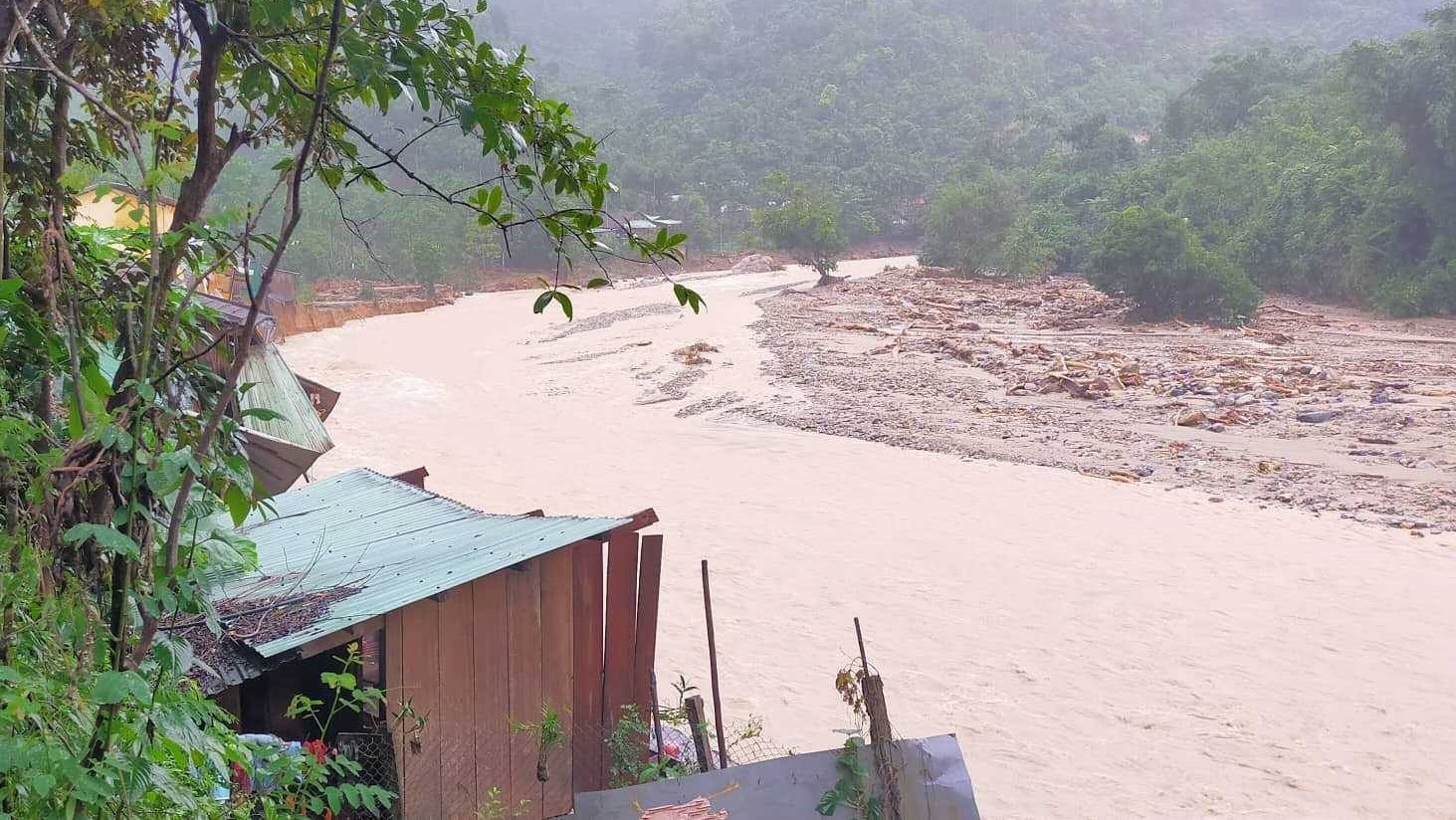 Rất may địa phương đã di tản người dân kịp thời nên không có thương vong về người. (Ảnh Lê Hằng)