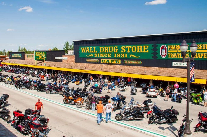 Ngày nay Wall Drug mở rộng như một trung tâm thương mại, phục vụ hơn 15.000 lượt khách mỗi ngày và đem đến hàng trăm triệu USD lợi nhuận.