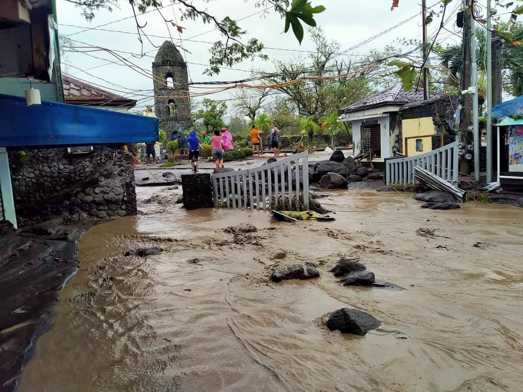 Những đống đổ nát trơ ra khi siêu bão Goni quét qua Philipines. (Ảnh Internet)