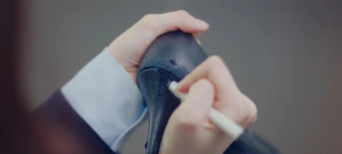 Seo Dal Mi đã sử dụng bút ghi nhớ màu đen để tô màu vào những vết xước trên đôi giày cao gót cũ của cô.