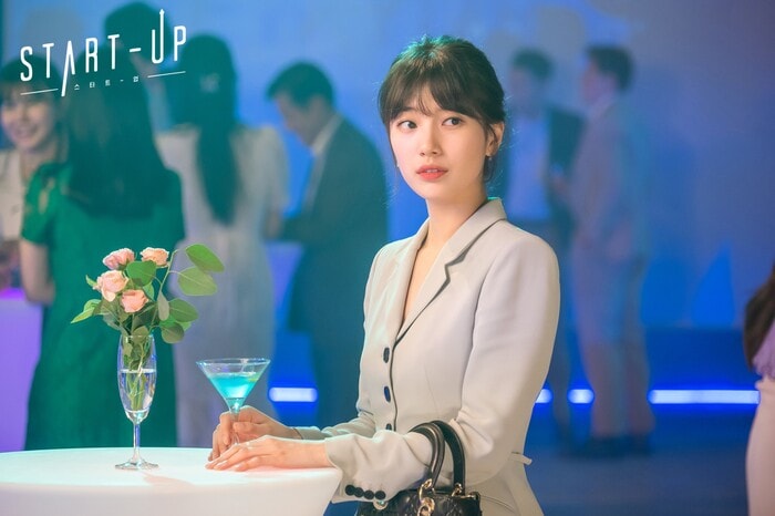 Chỉ đi tiệc một ngày nhưng Suzy được bà tặng cho cái túi 100 triệu.