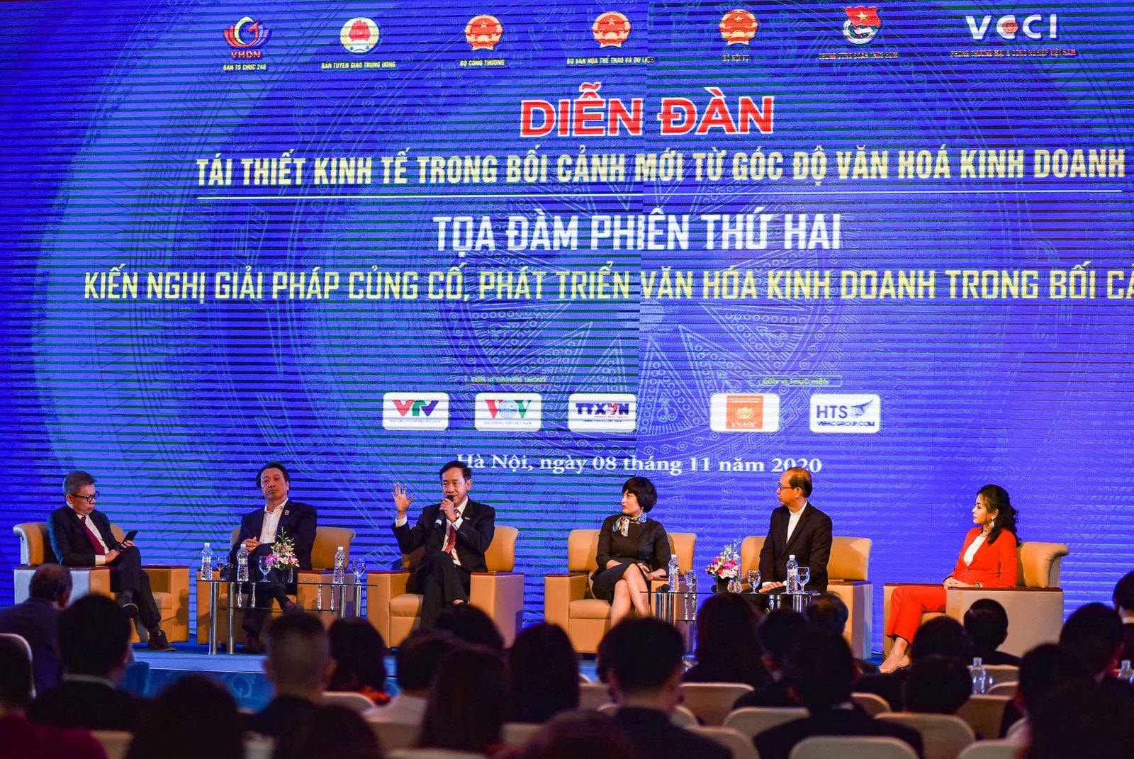 Toàn cảnh diễn đàn