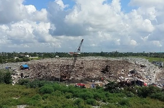 Bãi chôn lấp rác tại tỉnh Trà Vinh đã quá tải, trong khi dự án nhà máy xử lý đang chậm triển khai.