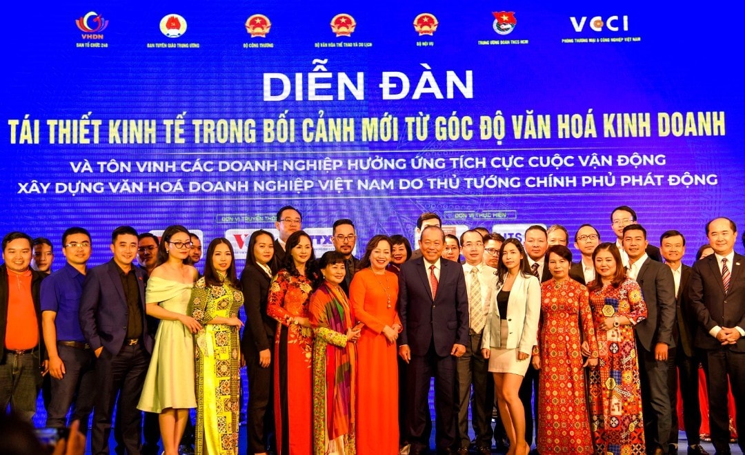 (Ủy viên Bộ Chính trị, Phó Thủ tướng Trương Hòa Bình chụp ảnh kỷ niệm cùng Tổng Giám đốc Công ty VEFAC HTS GROUP cùng các doanh nghiệp tham dự Diễn đàn
