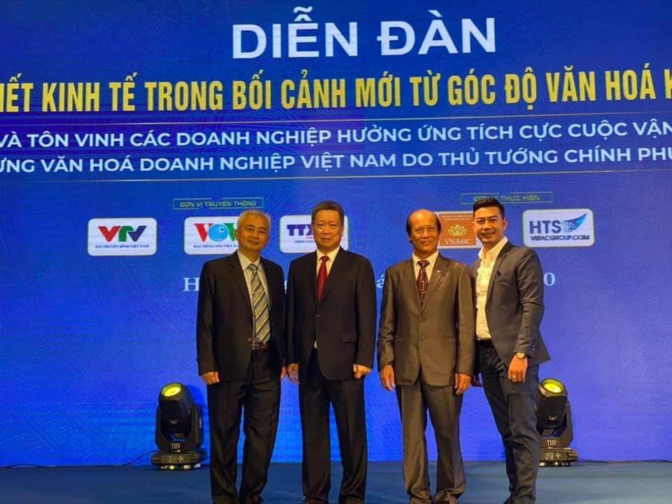 Ông Hồ Anh Tuấn - Trưởng BTC 248, Nguyên Thứ trưởng Bộ VHTT&DL, Ông Vũ Ngoạn Hợp – Phó Chủ tịch Hiệp hội Phát triển văn hóa doanh nghiệp Việt Nam, Ông Nguyễn Thế Vinh – Nguyên Giám đốc Nhà hát kịch Việt Nam cùng Ông Trương Công Sơn – Tổng Giám đốc Công ty VEFAC HTS GROUP chụp ảnh kỷ niệm tại Diễn đàn.