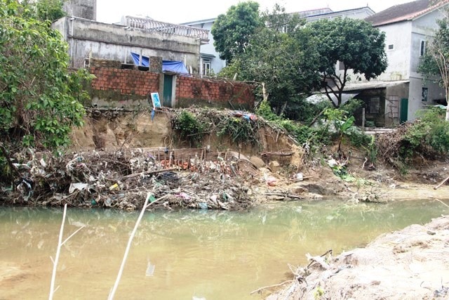 Theo quan sát, hàng trăm mét kè đoạn từ cầu Bình Lạng đến cầu Đôi ở phường Bắc Hồng bị sụt lún nghiêm trọng. Đặc biệt, nhiều nhà dân sống dọc hai bên bờ kè cũng bị sụt lún phần móng, sập tường…