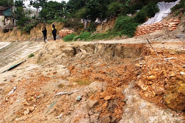 Công trình hiện đang trong quá trình thi công nhưng đã xuất hiện nhiều đoạn bờ kè đã bị sạt lở, sụt lún.