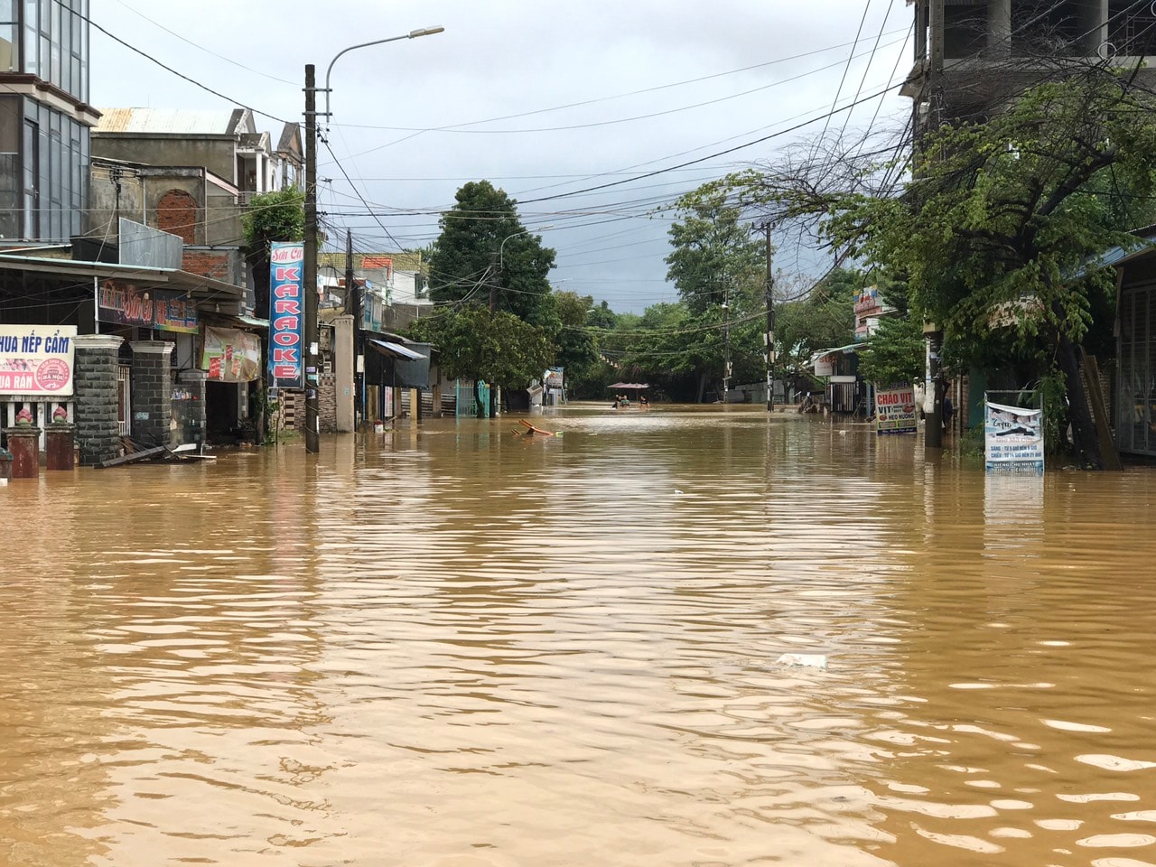 Mỗi khi thủy điện phát đi thông báo xả lũ, người dân tại các vùng hạ du lại tất bật dọn nhà để chờ con nước đến.