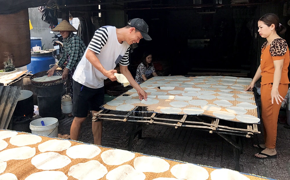 Cơ sở sản xuất bánh phồng của bạn Trần Thị Trúc Ly.