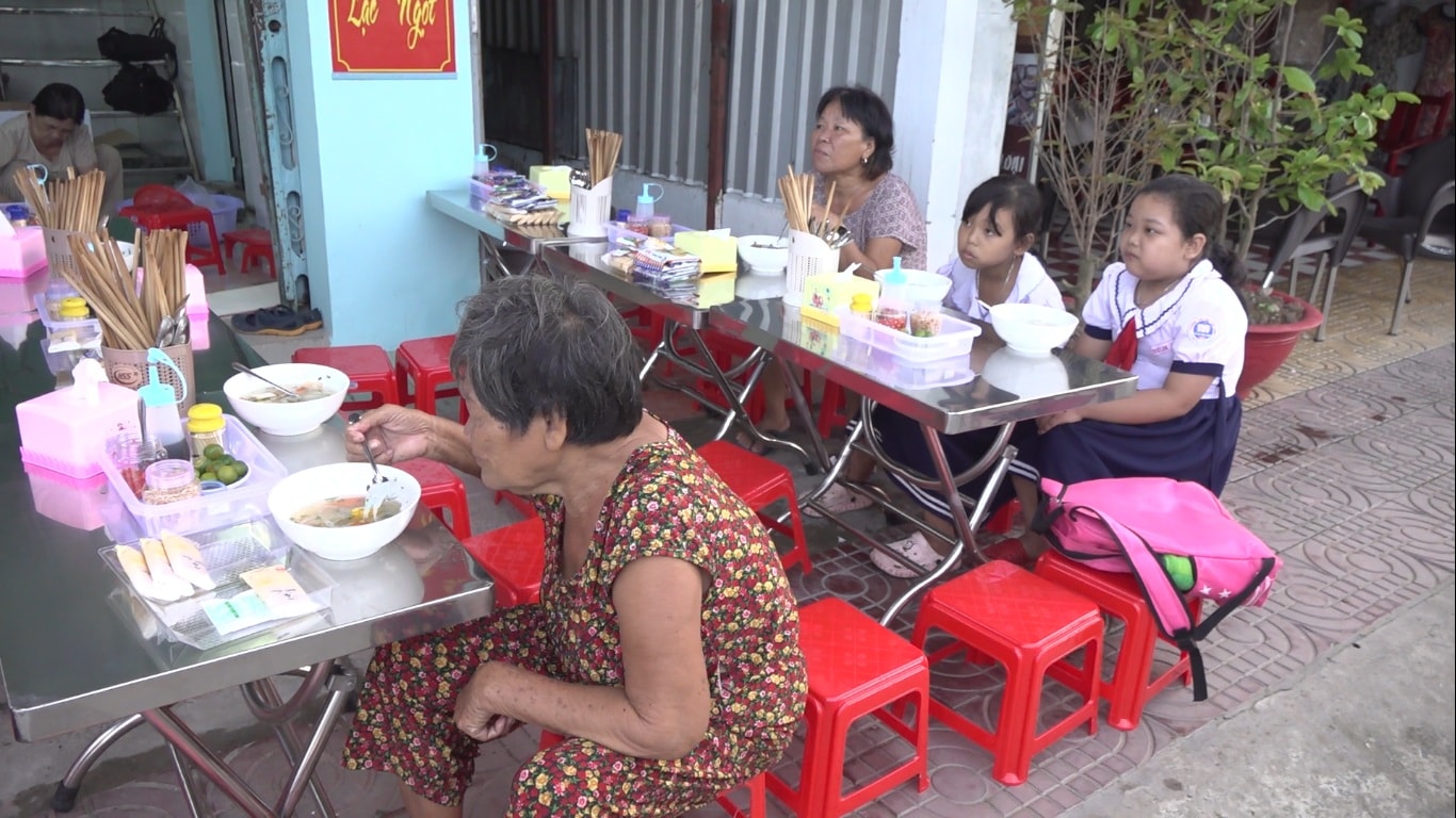 Những phần ăn sáng 0 đồng chia sẻ khó khăn với những người nghèo