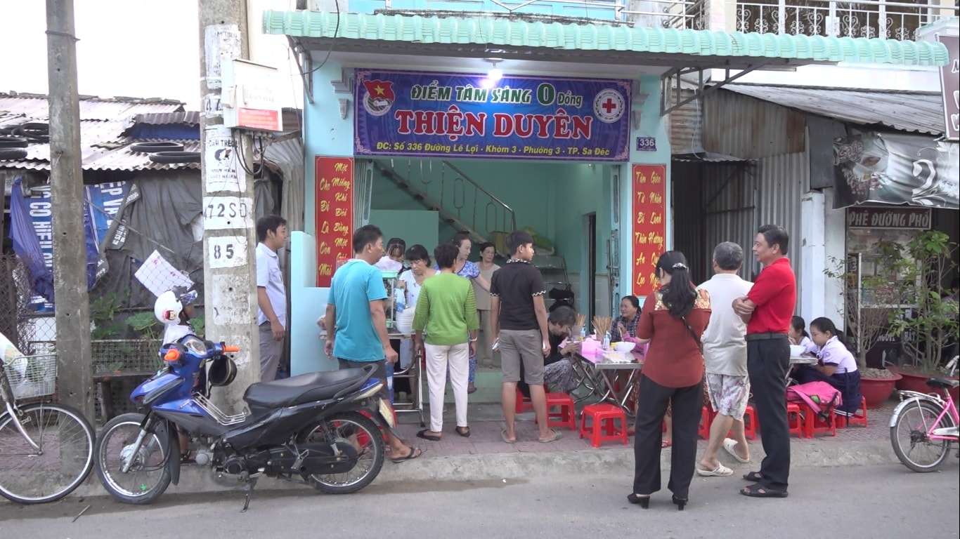 Ngày khai trương có rất đông người dân đến ăn sáng tại quán 0 đồng
