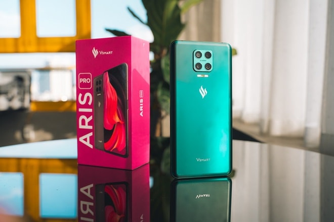 Vsmart Aris nổi bật với thiết kế khung kim loại sang trọng và lưng kính nhám