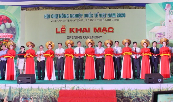 Các đại biểu thực hiện nghi thức cắt băng khai mạc.