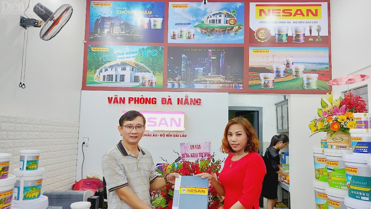 Bà Hồ Thị An, Phó giám đốc Công ty TNHH Quốc tế Đầu tư Tài Phát trao quyết định thành lập văn phòng và bổ nhiệm giám đốc Văn phòng Đà Nẵng cho ông Đỗ Văn Sơn, Giám đốc Văn phòng đại diện Tập đoàn Sơn Nesan tại Đà Nẵng